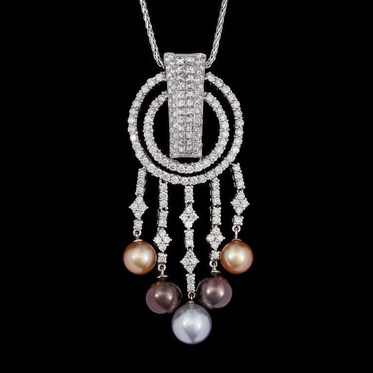 A princess- and brilliant cut diamond and cultured pearl pendant, tot. 3.54 cts.