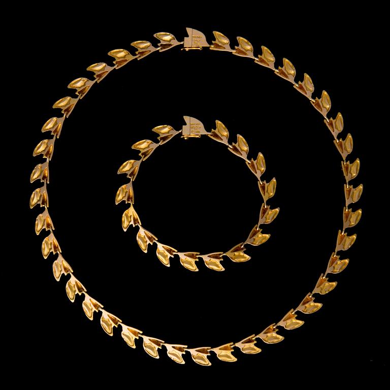 BJÖRN WECKSTRÖM, NECKLACE AND BRACELET. 14K gold. Rolling Waves. Lapponia 1969.