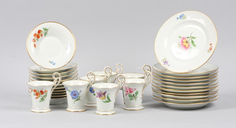 KOPPAR MED FAT, 7 ST SAMT ASSIETTER, 11 st, porslin, Meissen 1800-tal.