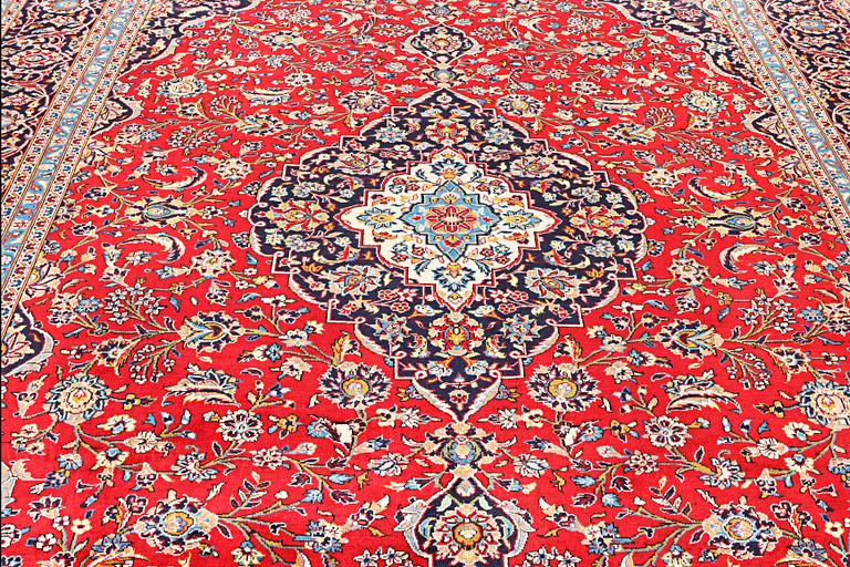 A Kashan carpet, c. 412 x 300 cm.