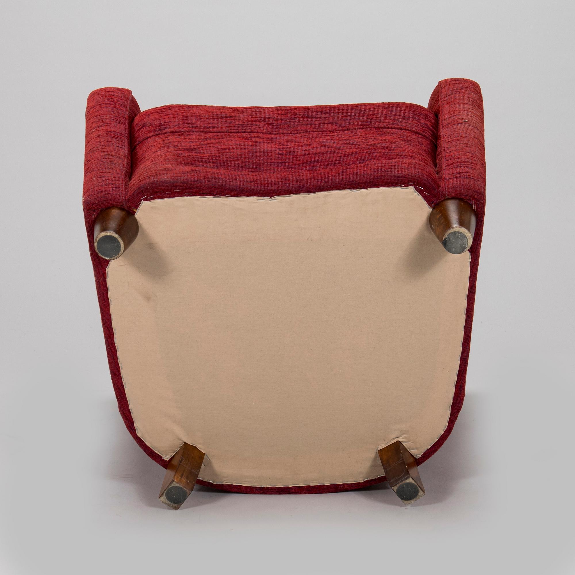 A mid-20th-century armchair.