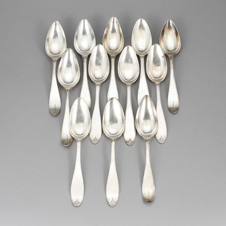 MATSKEDAR, 12 st, silver. Modell svensk spets. Bla Sesseman, Arboga, 1800-talets början. Total vikt ca 758 g.