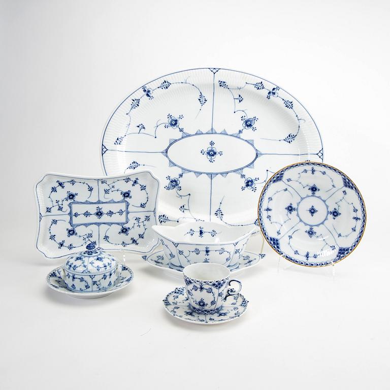 A Musselmalet 25 pcs porcelain service Royal Copenhagen Denmark 1870-1984.