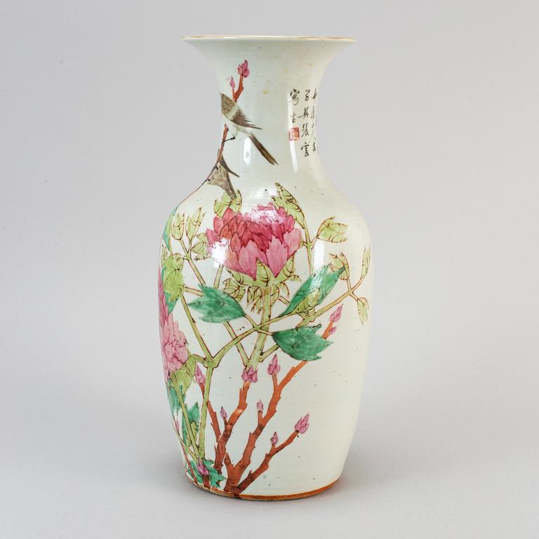 A famille rose vase, Qing dynasty, late 19th century.