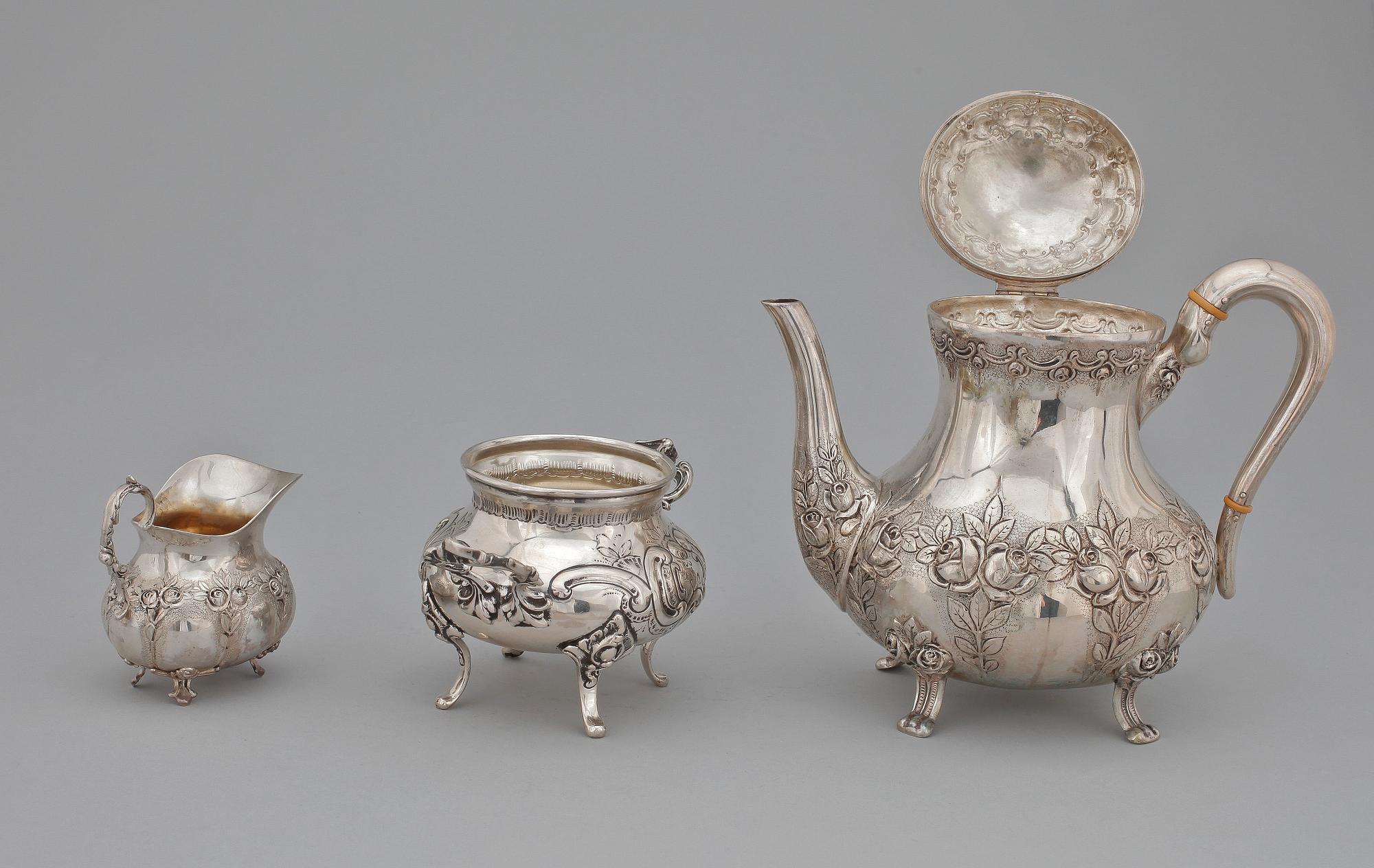 KAFFESERVIS, 3 delar, silver, rokokostil, svenska importstämplar, 1900-tal. Totalvikt ca 1200 gram.