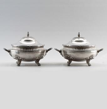 TERRINER, 1 par, silver, gustaviansk stil, stämplar Fallon, Belgien, omkring år 1900. Vikt ca 2340 g.