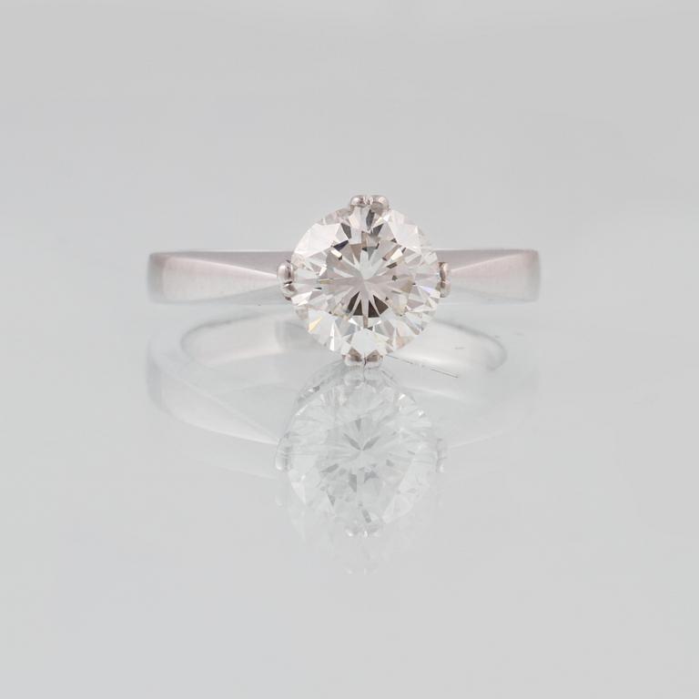 RING, 18K vitguld med briljantslipad diamant 1.52 ct. Vikt 5,9 gram.