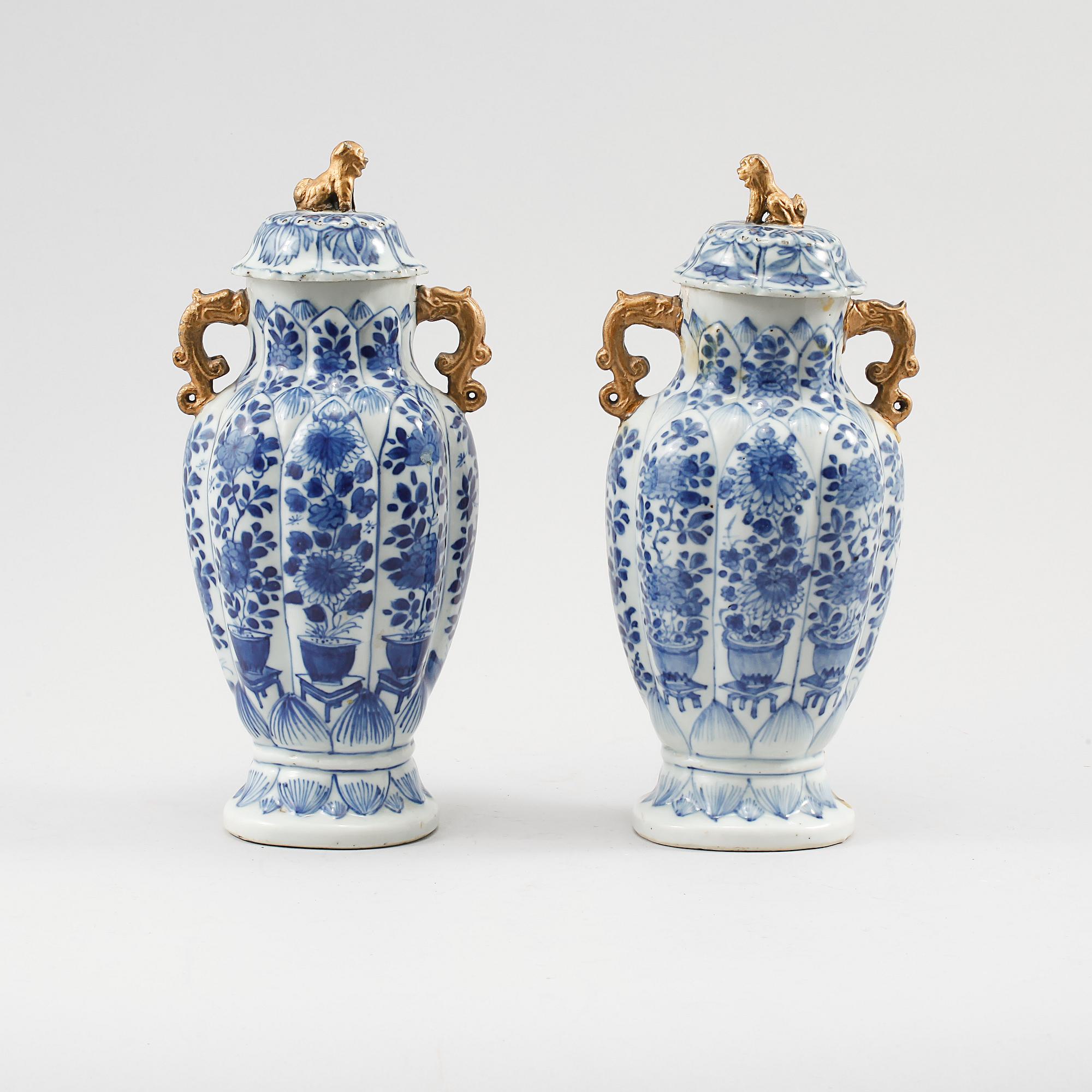 LOCKURNOR, ett par, porslin, Kina, 1800-tal.