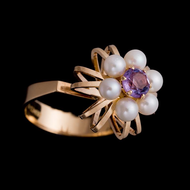 ELIS KAUPPI, A RING, 14K gold, pearls, amethyst, Kupittaan Kulta 1968.