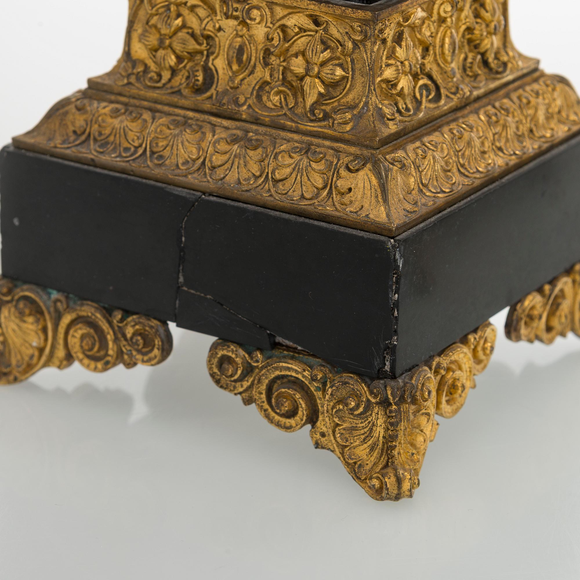 A pair of 19th century urns.