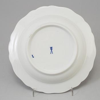 CRÈMEKOPPAR med LOCK och FAT, 12 st, BÄRTALLRIKAR, 12 st, samt DJUP TALLRIK, porslin, Meissen, 1900-tal.