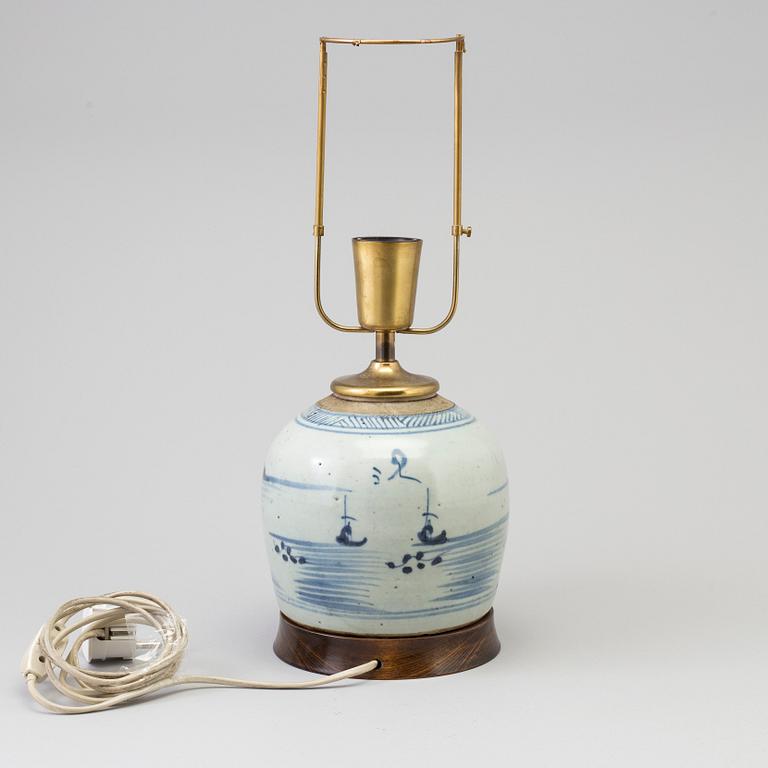 A blue and white jar, Qing dynasty, 19th Century.