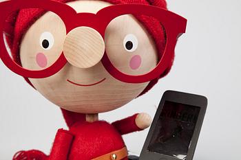 NISSE SKARP MED SMARTPHONE, NK 2014, JoAnn Tan Studio.