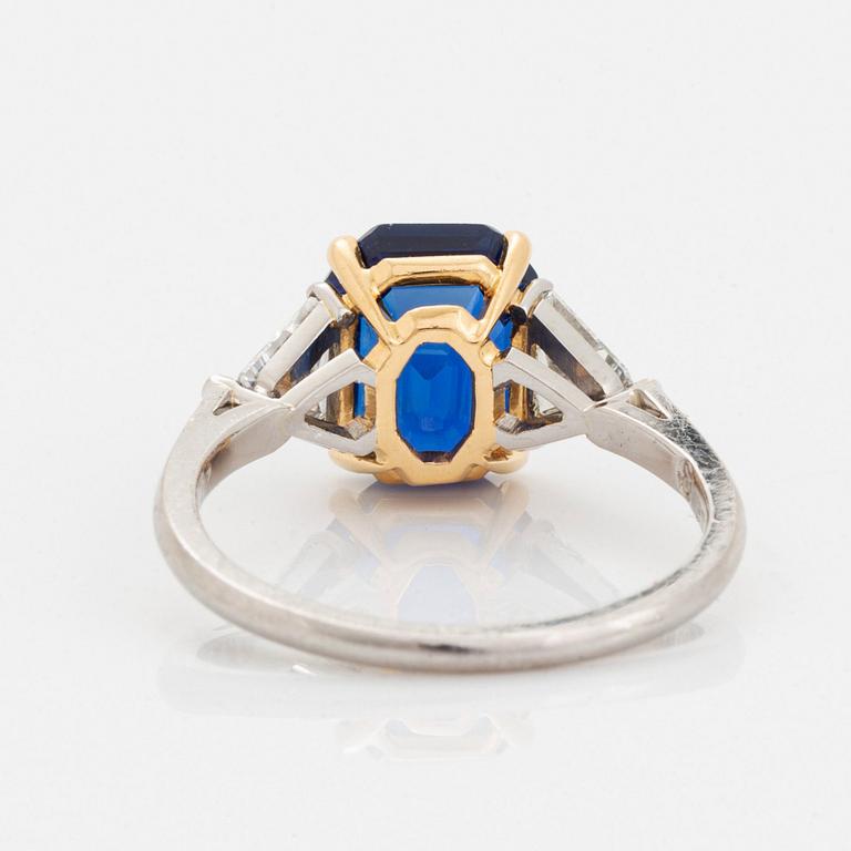 Ring platina och 18K guld med en fasettslipad safir vikt ca 3.40 ct.