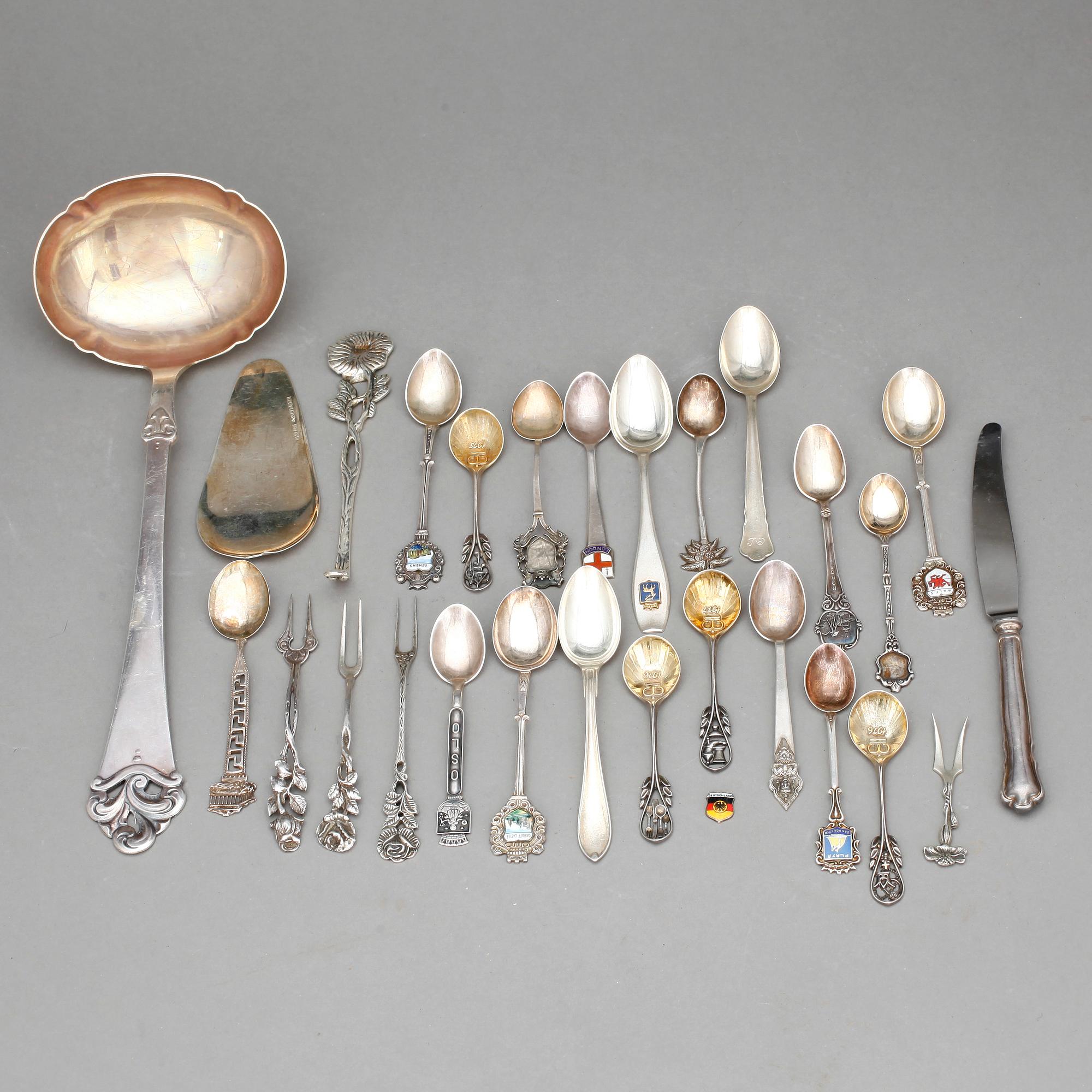 PARTI SILVER, ca 25 delar, bla England, 1800-1900-tal. Vikt ca 446 gram.