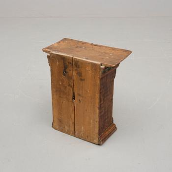 HÄNGSKÅP. Allmoge, 1700-talets slut.