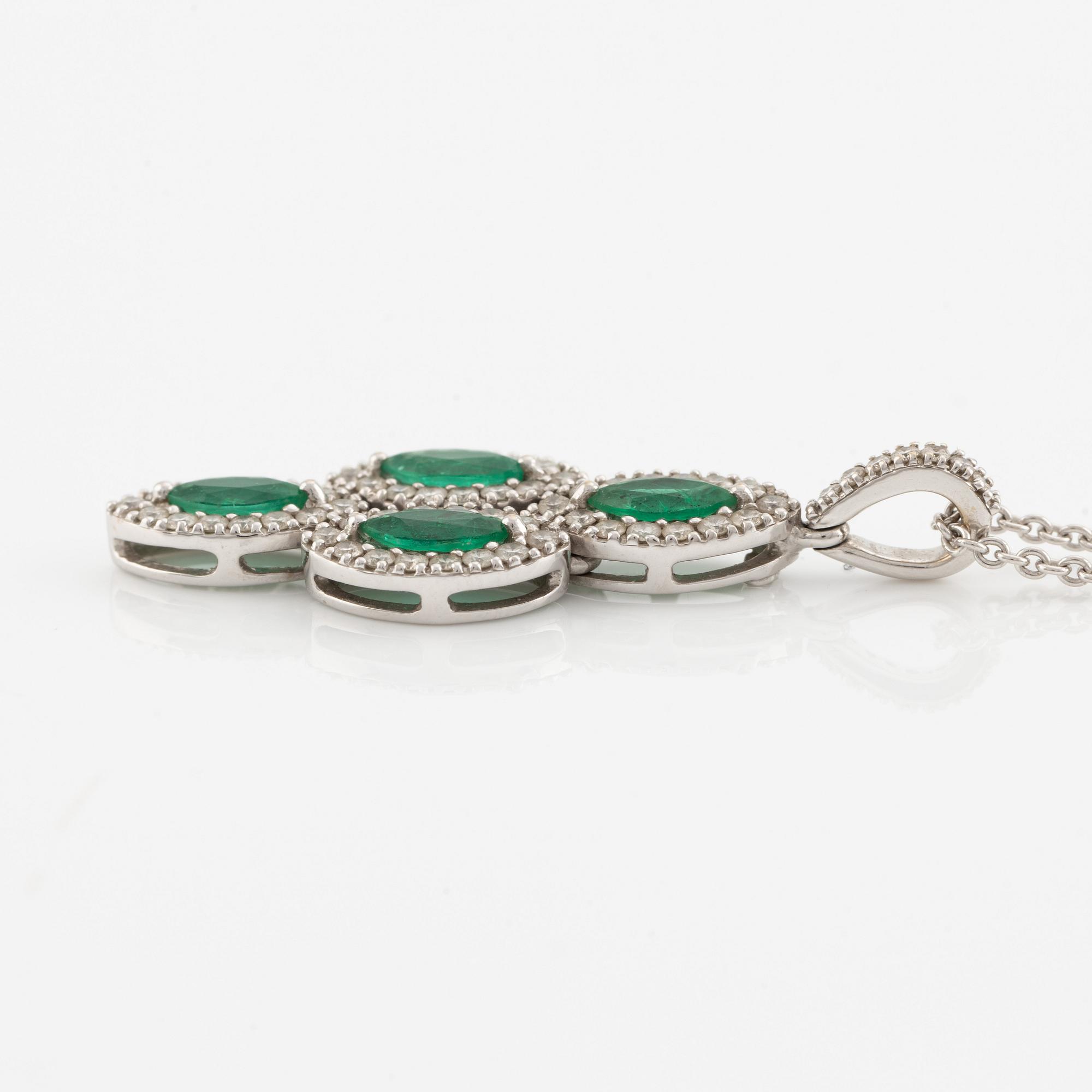 Hänge med navettslipade smaragder och briljantslipade diamanter, med kedja.