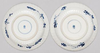 KOPPAR med FAT, ett par, porslin. Qing dynastin, Kangxi (1662-1722).
