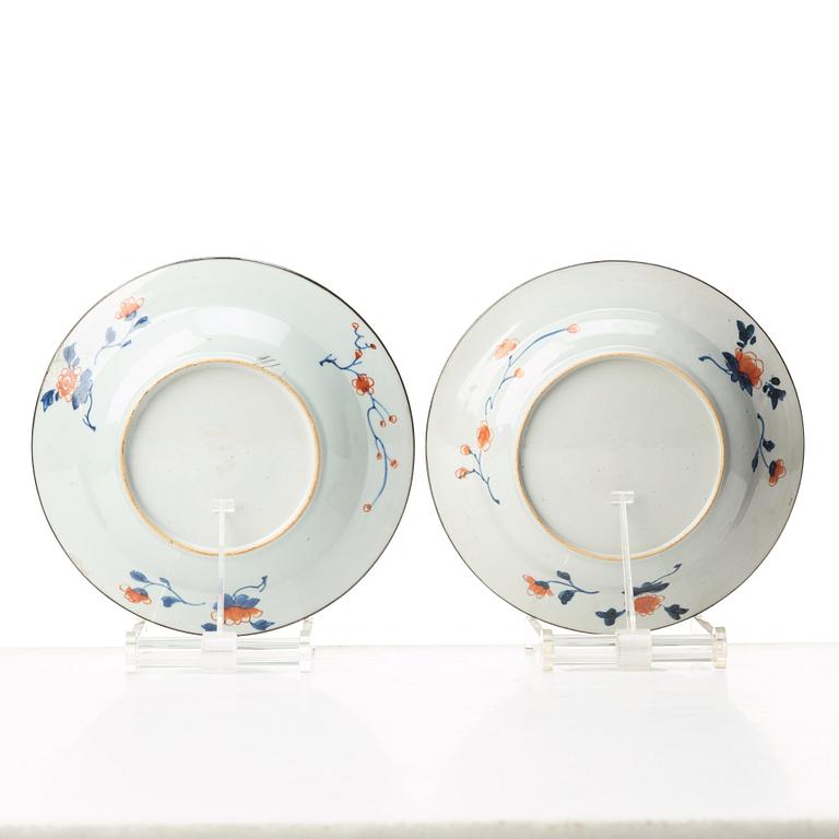 TALLRIKAR, ett par, porslin. Qingdynastin, Kangxi (1662-1722).