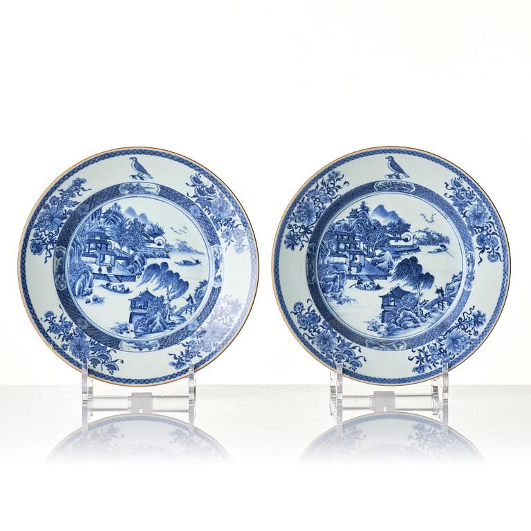 A set of six armorial dinner plates, Qing dynasty, 18th century.