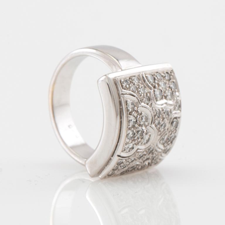 Ring in 18K white gold set with round brilliant-cut diamonds.