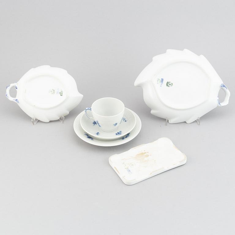 36 pieces, Royal Copennhagen,  "Blå blomst", Denmark.