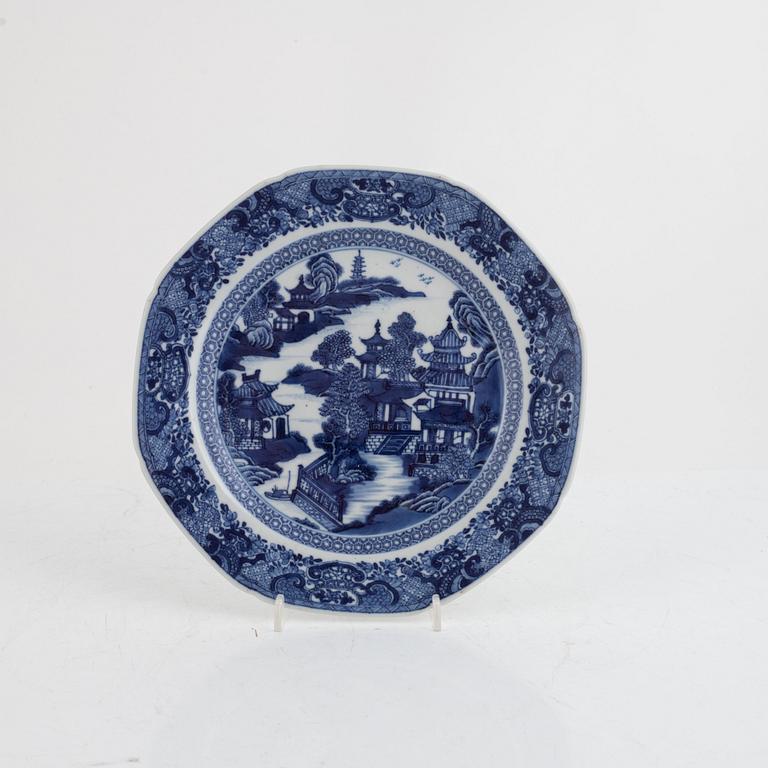 A set of seven Chinese export porcelain plates, Qing dynasty, Qianlong (1736-95).