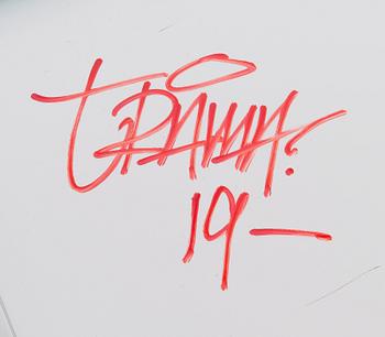 Trama, sekatekniikka ja spraymaali levylle, a tergo signeerattu ja päivätty -19.