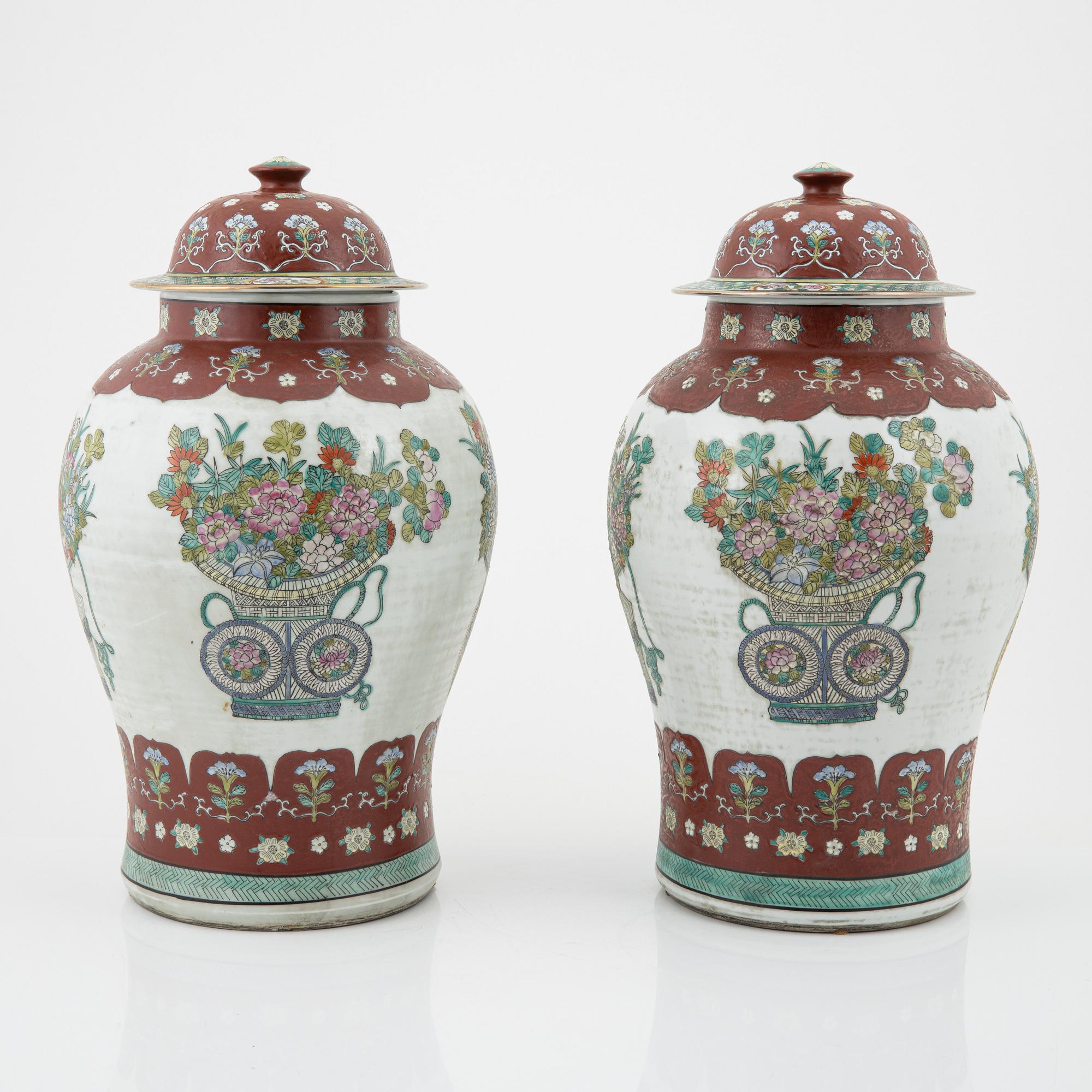 Urnor med lock, ett par, porslin, Kina, 1900-tal.