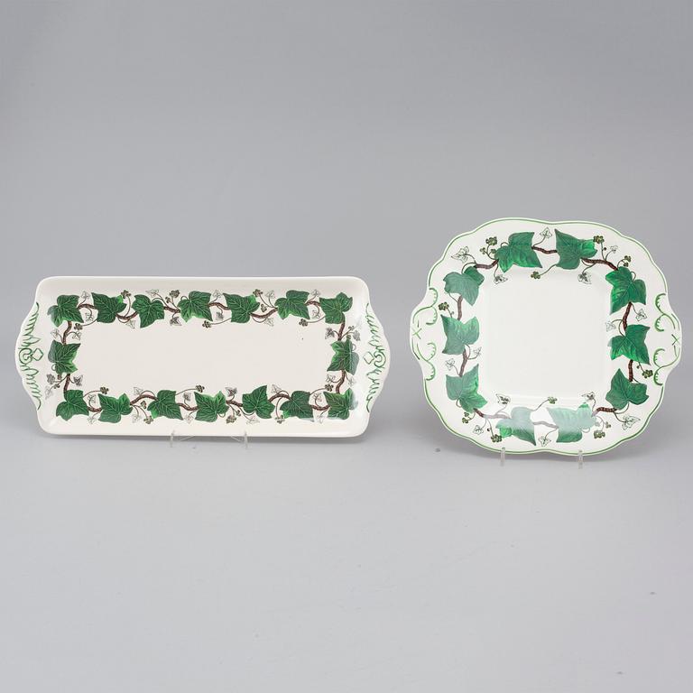 17 pieces of porcelain tableware from Wedgewood, model "Napoleon Ivy", 20th century.