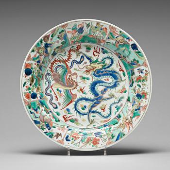 596. A famille verte dish with dragon and phoenix motif, Qing dynasty, Kangxi (1662-1722).