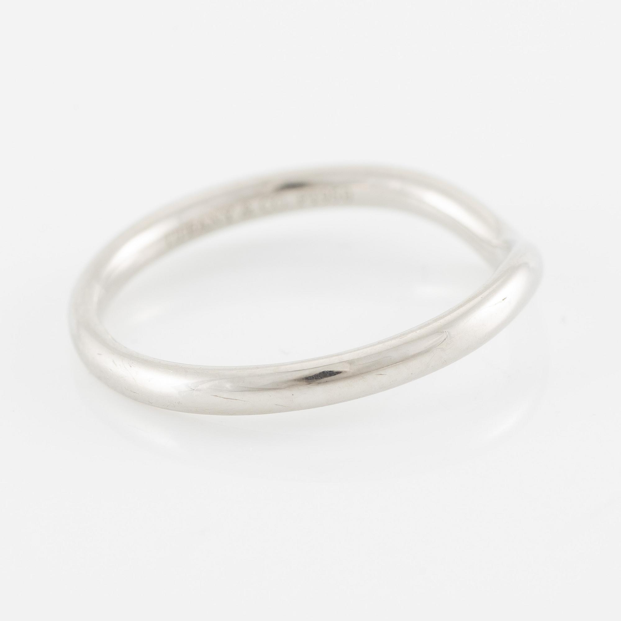 Elsa Peretti, Tiffany & Co, "Curved ring", platinum.