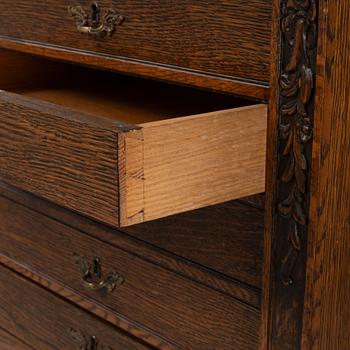 An oak chest of drawers, 20th Century.
