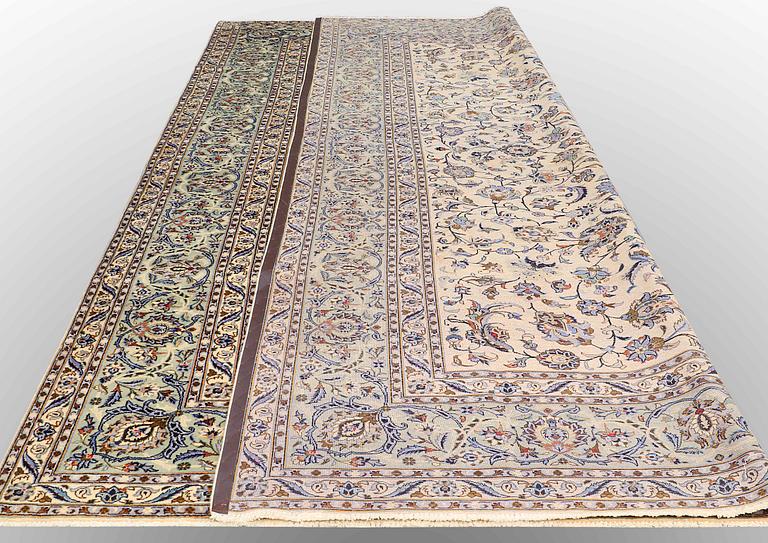 A carpet, Kashan, ca 474 x 320 cm.