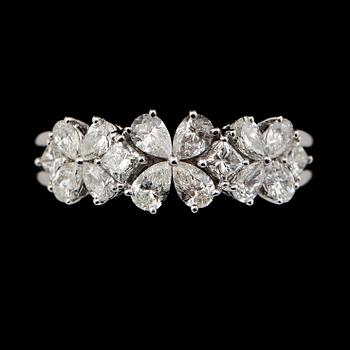 RING, 18K vitguld, diamanter tot ca 1.20 ct.