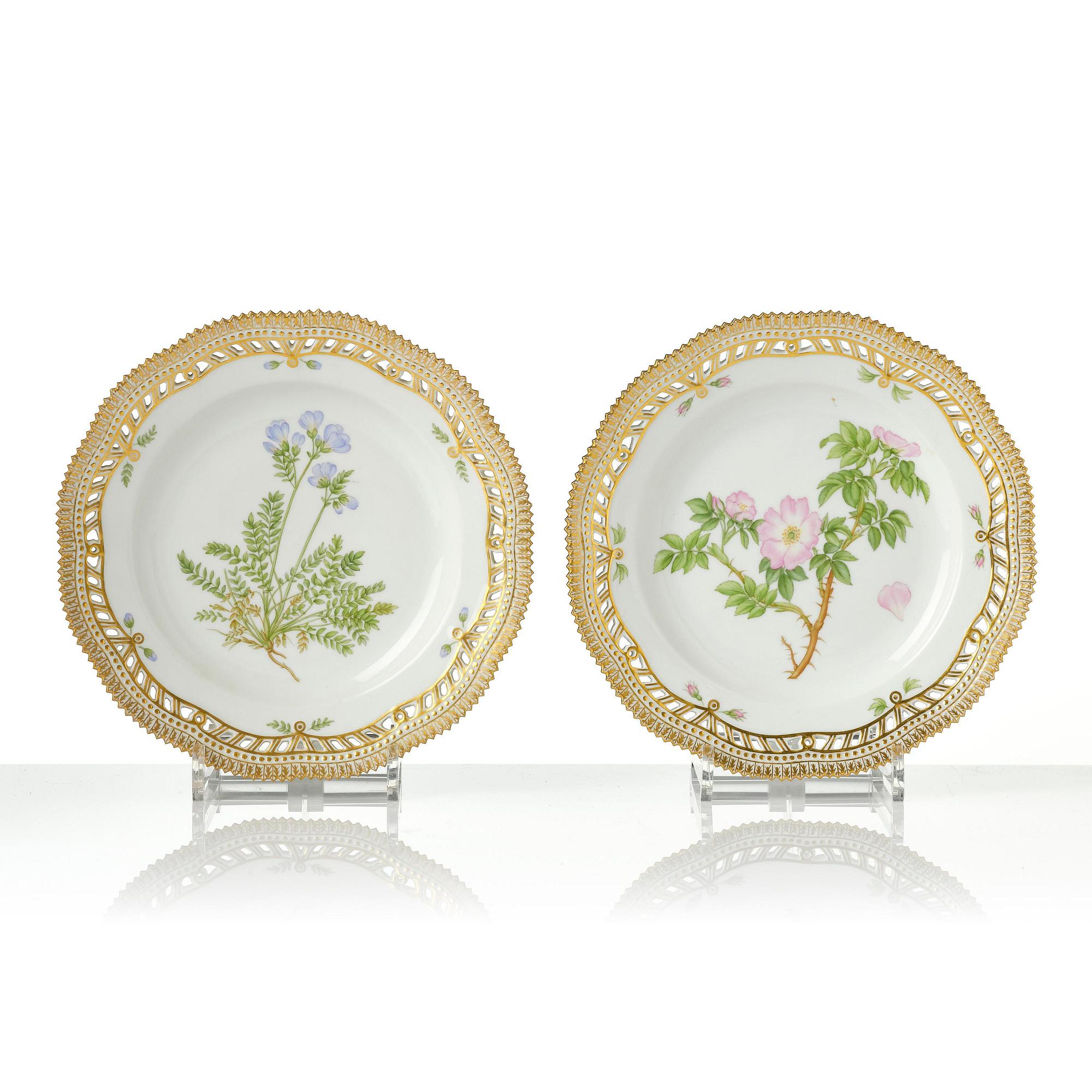 Tallrikar, 11 stycken, porslin. Royal Copenhagen,,' Flora Danica', Danmark, 1900-tal.