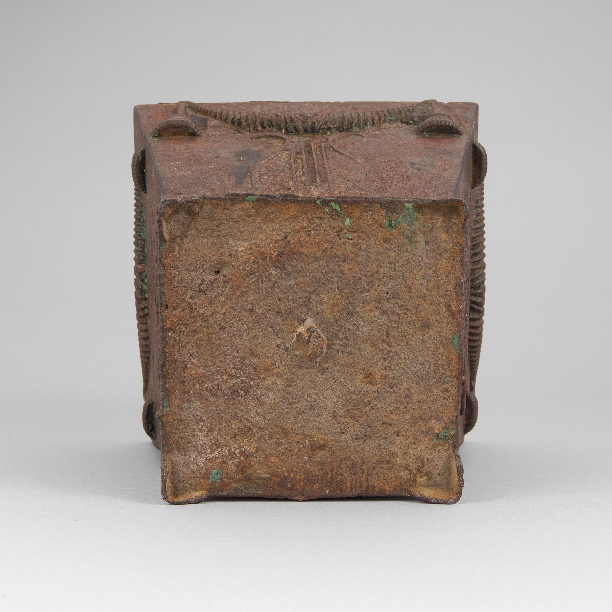 An early 19th century flower pot of cast iron.