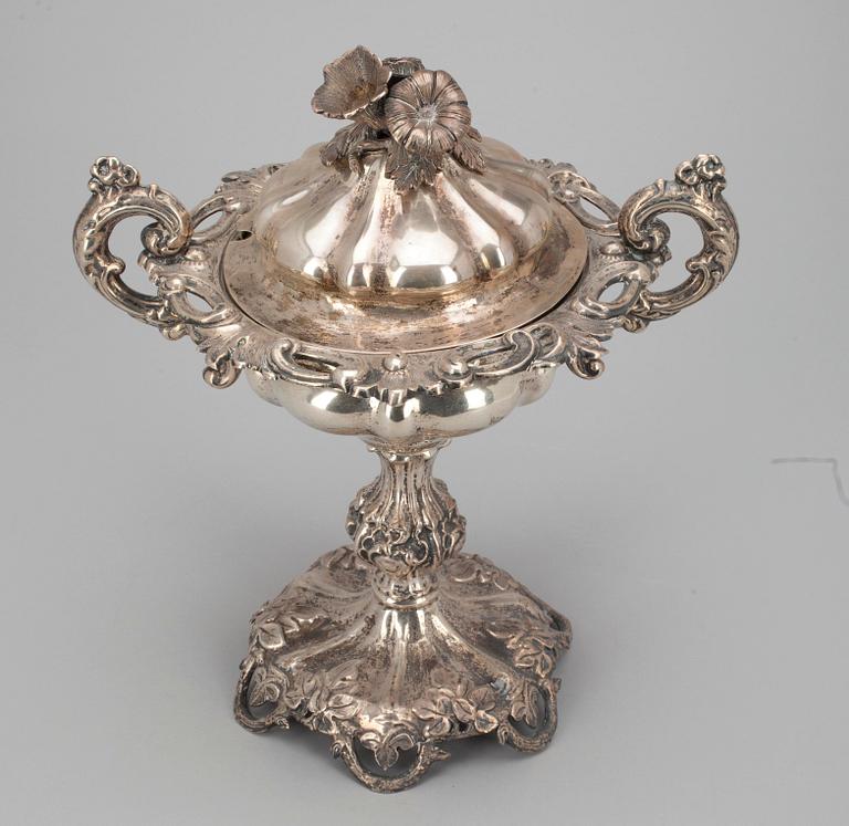 SOCKERSKÅL PÅ FOT, silver, Stockholm 1857, Gustav Folcker. Vikt 947 g.