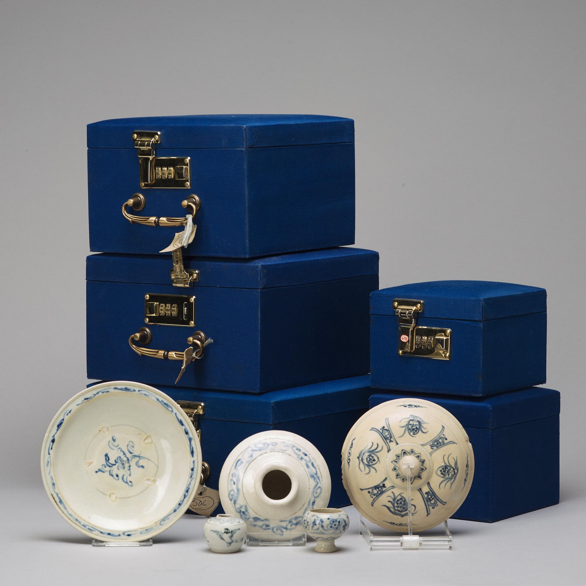 PARTI, fem delar, porslin. Sydostasien, Thailand, Sawankhalok, 1600/1700-tal.