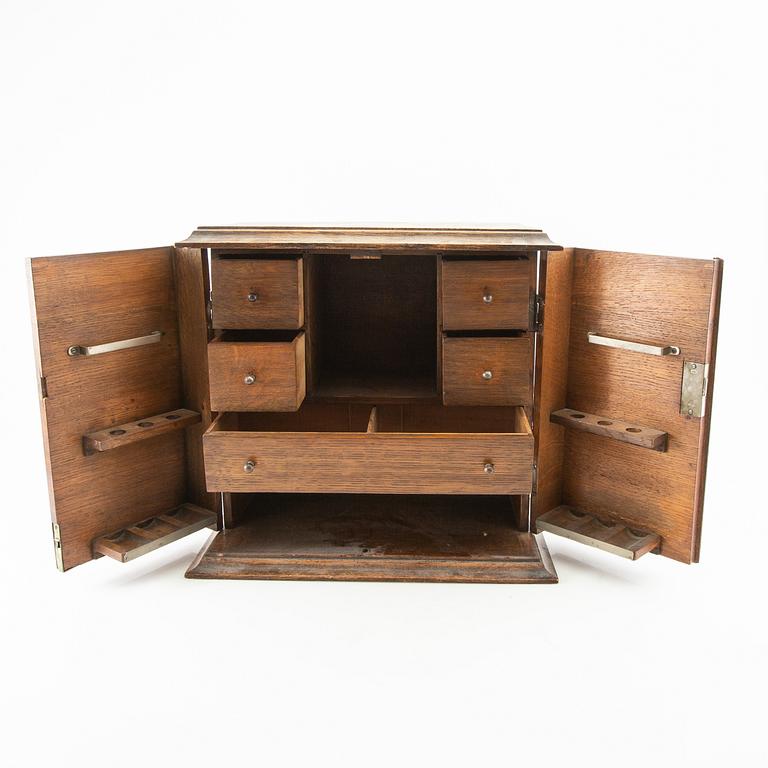 Apoteksskåp John Berry & Sons England omkring 1900.