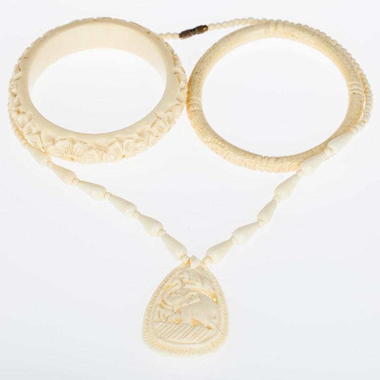 ARMRINGAR, 2 st, HALSSMYCKE, ben. 1900-talets senare hälft.