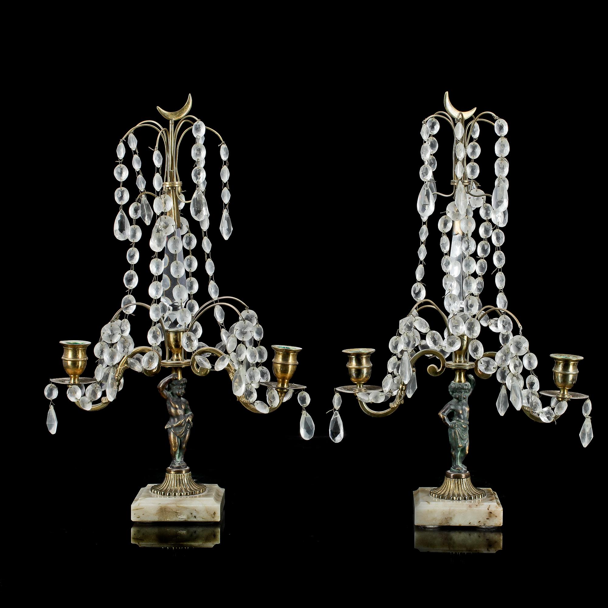 BORDSLYSTRAR, ett par, mässing, marmor, sengustaviansk stil, 1900-talets första hälft.