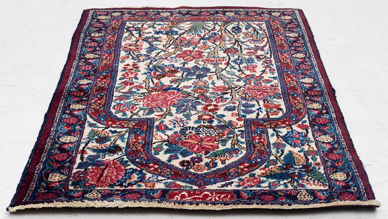 A semi-antique Meshad rug, signed, approx. 133 x 85 cm.