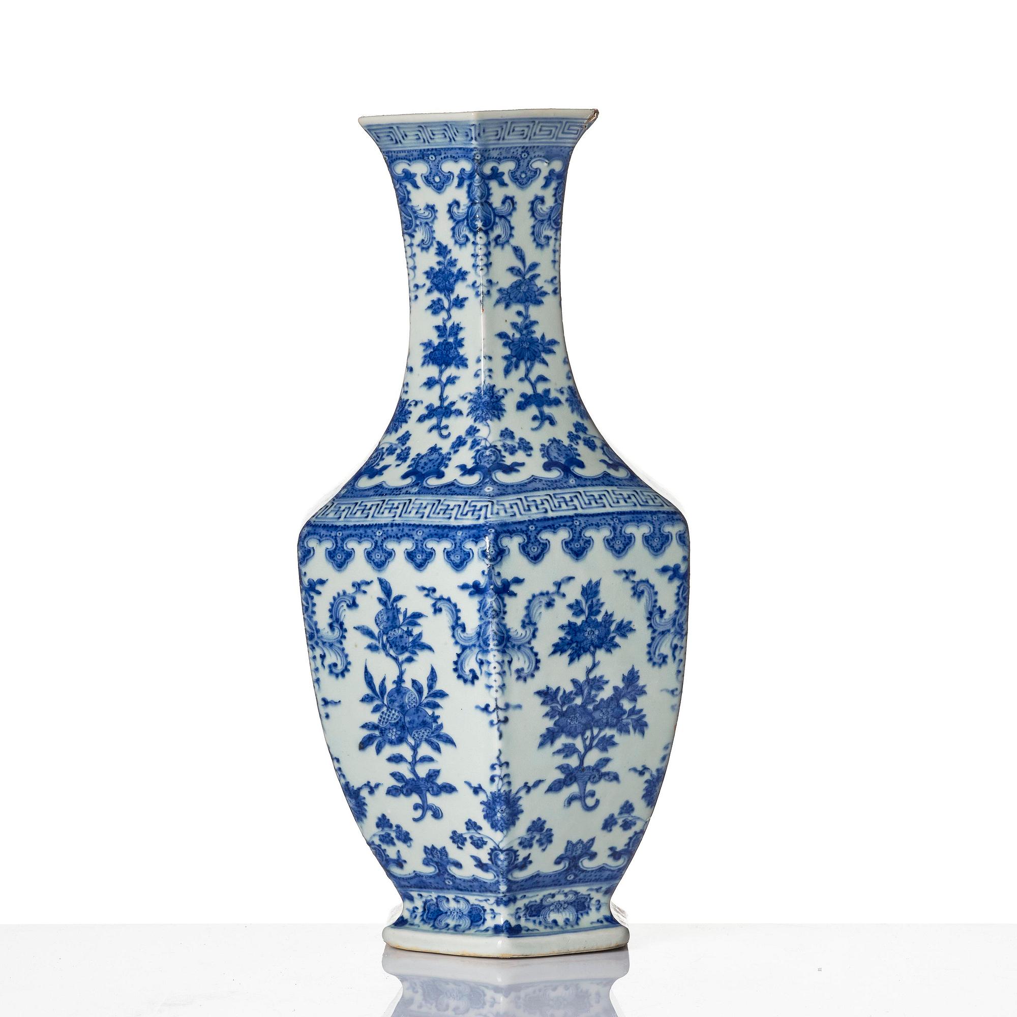 Vas, porslin. Qingdynasti, 1800-tal.