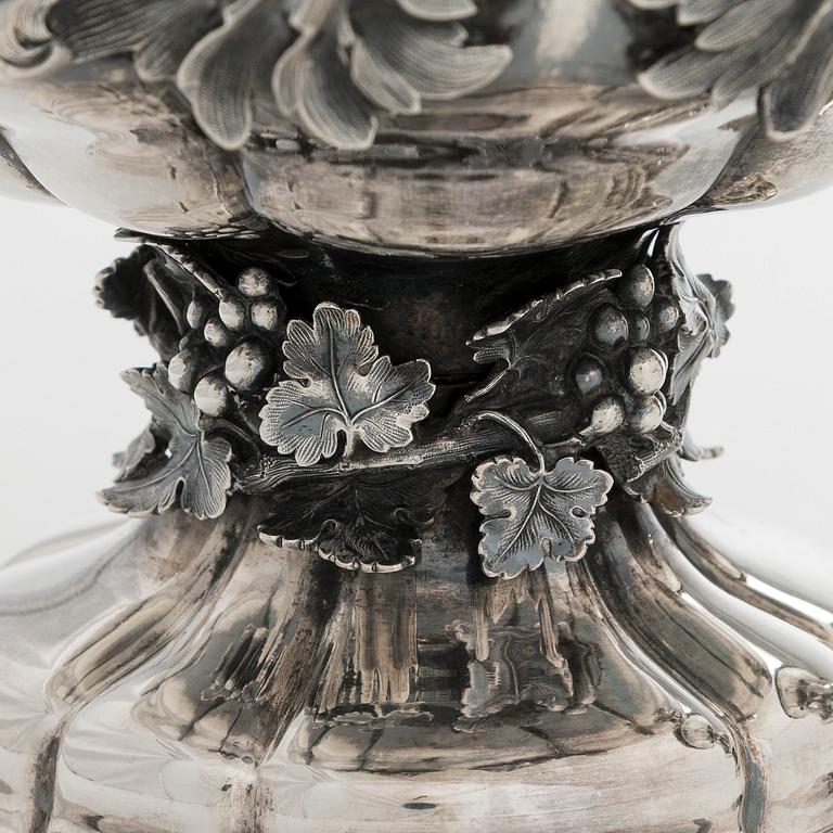 Carl Johan Tegelsten, A pair of Neo-Rococo silver champagne coolers/ vases, maker's mark of Carl Johan Tegelsten, Saint Petersburg 1849.