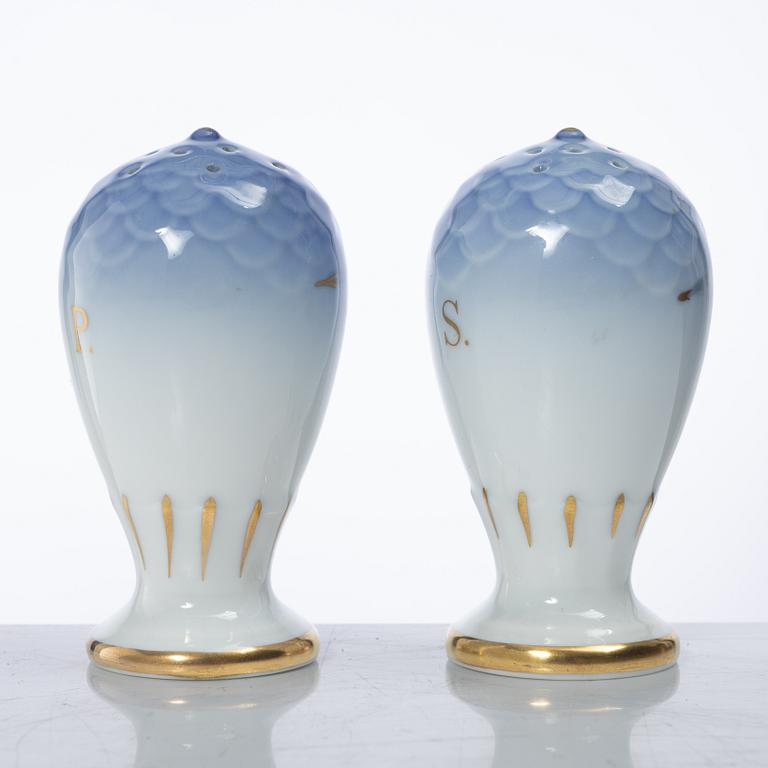 A 62 piece "Måsen" service, Bing & Grøndahl.