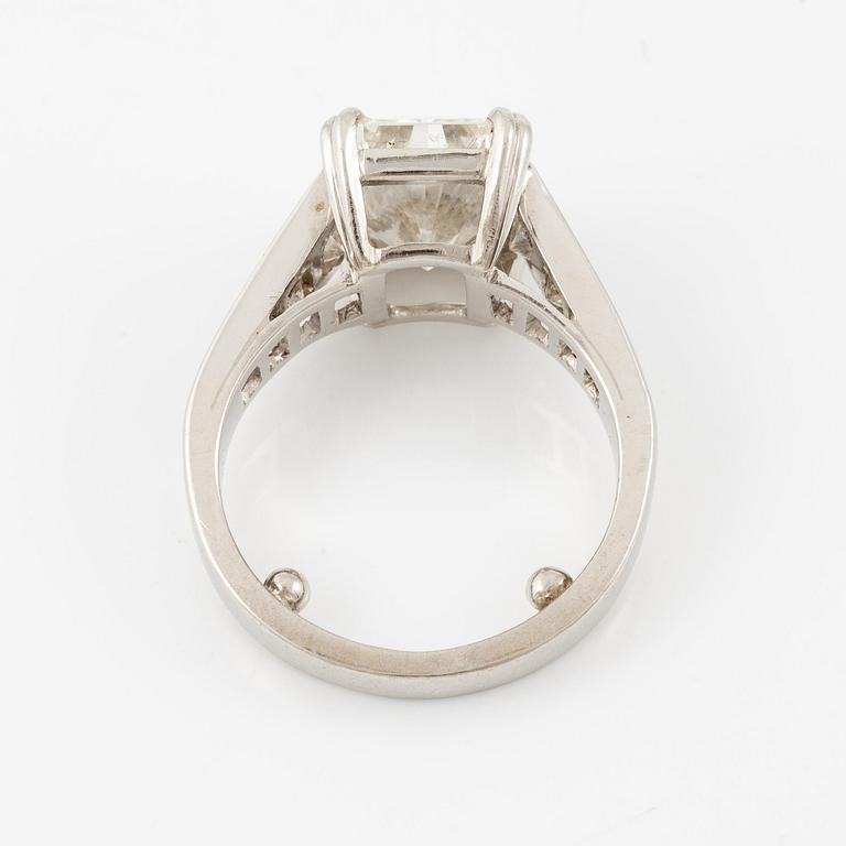 A ring in platinum with a radiant-cut diamond.