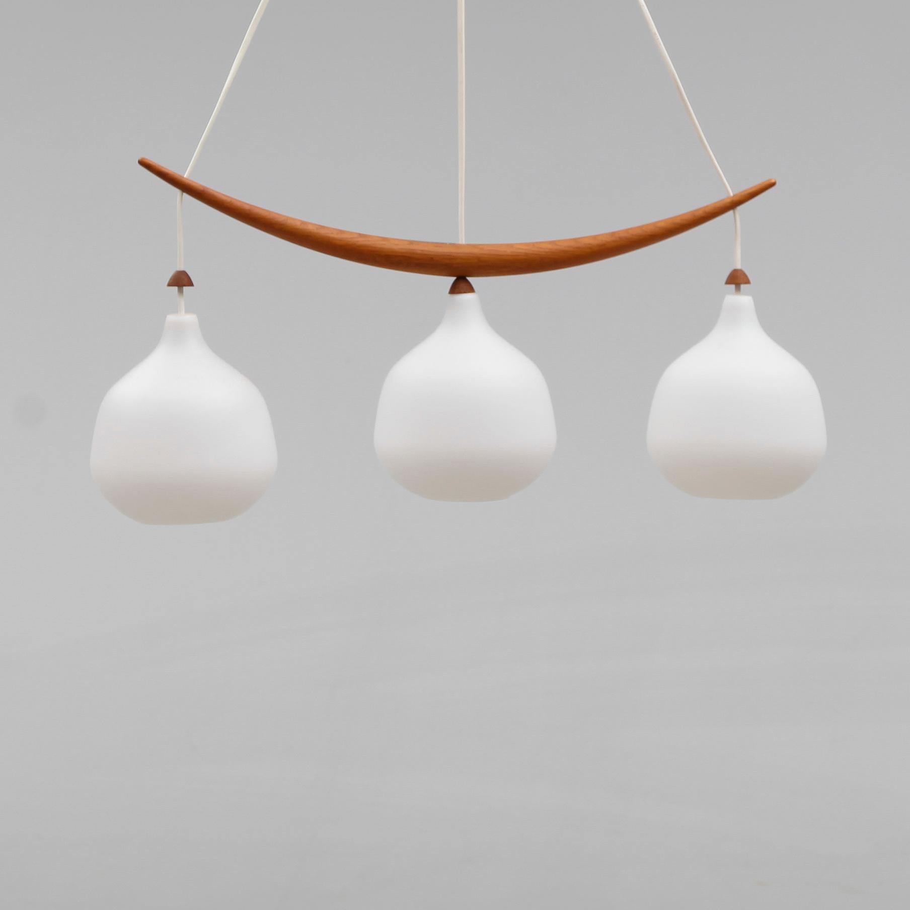 TAKLAMPA, "Bananen", m/512, Uno & Östen Kristiansson, Luxus, Vittsjö, 1950/60-tal. Höjd ca 80 cm.