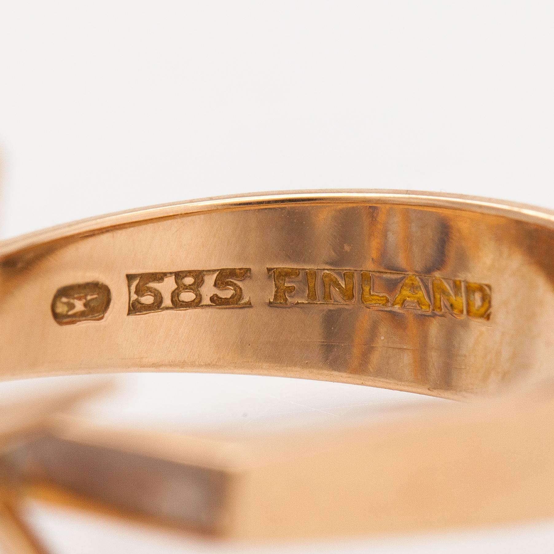 Elis Kauppi, Ring, 14K guld och syntetisk spinell. Kupittaan kulta, Åbo.