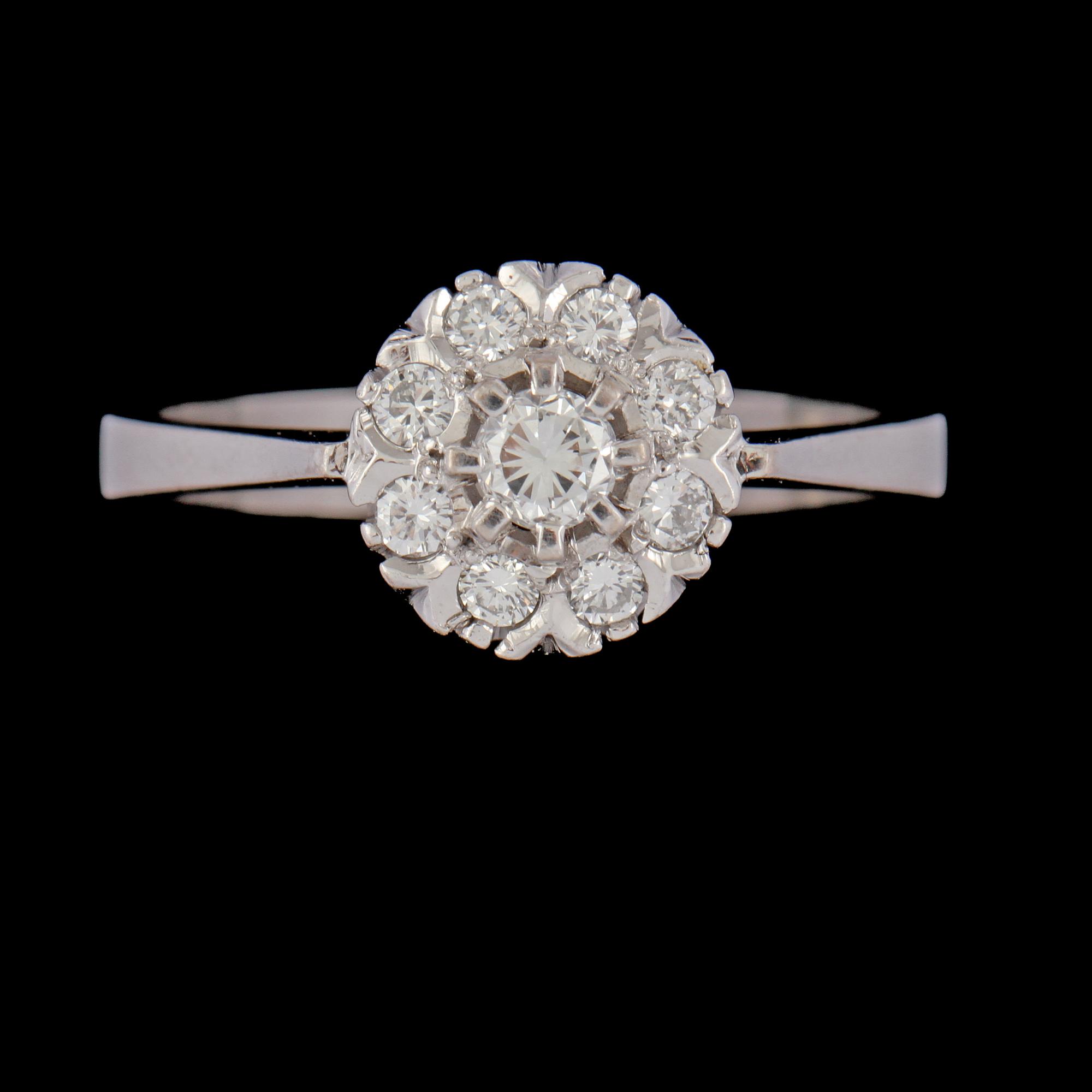 RING, 18k vitguld med 9 briljantslipade diamanter, 0.39 ct,  Älvängens Guld & Silver, Göteborg, 1990. Vikt 4 g.